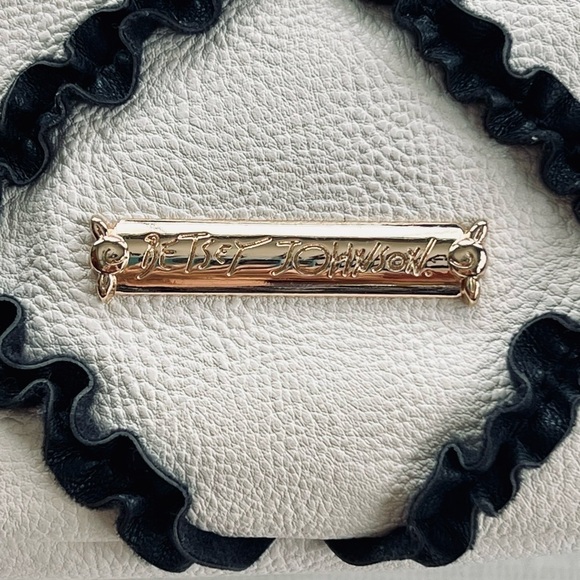 💥SALE💥 Betsey Johnson Bow Satchel Pebble Texture Faux Leather Gold Chain EUC - Picture 6 of 16